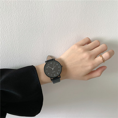 Απλό μοντέλο γυναικείο ρολόι από οικολογικό δέρμα με στρογγυλό σχήμα