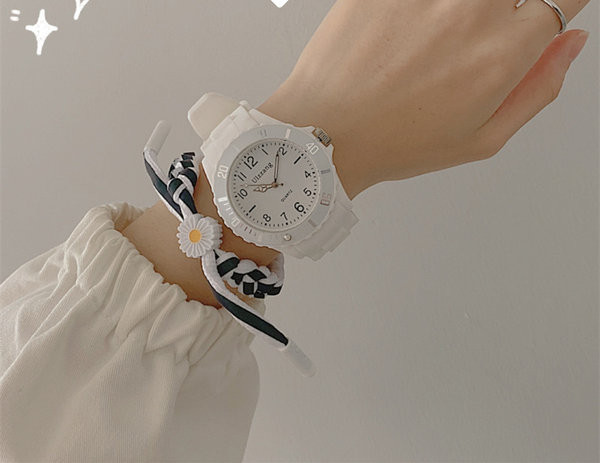 Dnevni ženski sat okruglog oblika - više boja