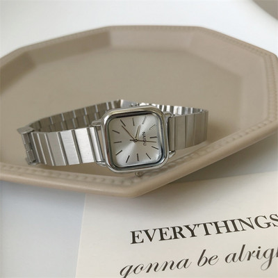 Μοντέρνο γυναικείο ρολόι με τετράγωνο σχήμα