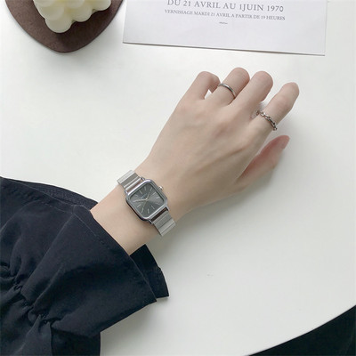 Μοντέρνο γυναικείο ρολόι με τετράγωνο σχήμα