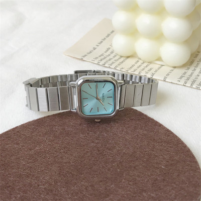 Μοντέρνο γυναικείο ρολόι με τετράγωνο σχήμα