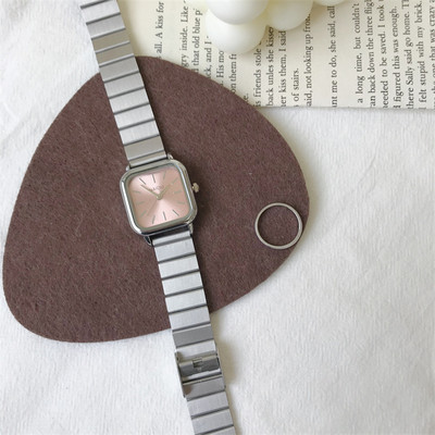 Μοντέρνο γυναικείο ρολόι με τετράγωνο σχήμα