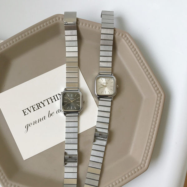 Μοντέρνο γυναικείο ρολόι με τετράγωνο σχήμα