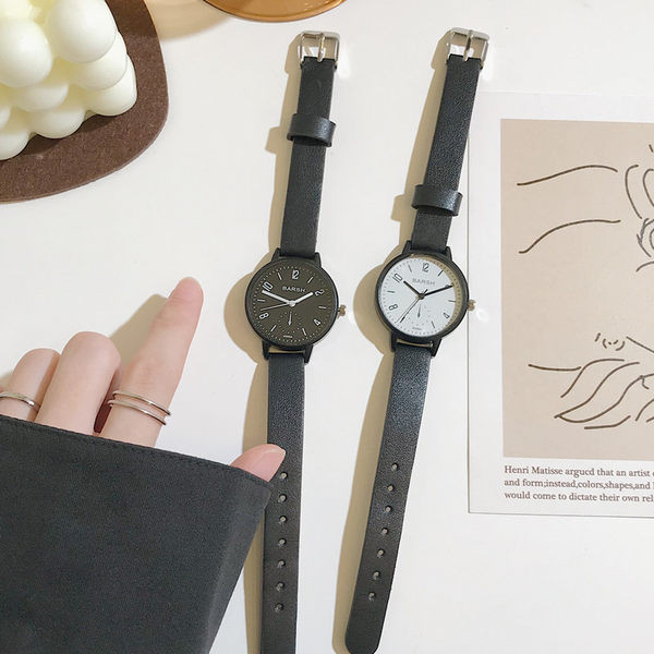 Nahast rihma ja ümara kujuga naiste käekell