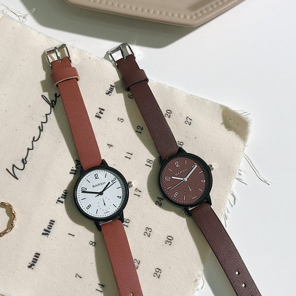 Nahast rihma ja ümara kujuga naiste käekell