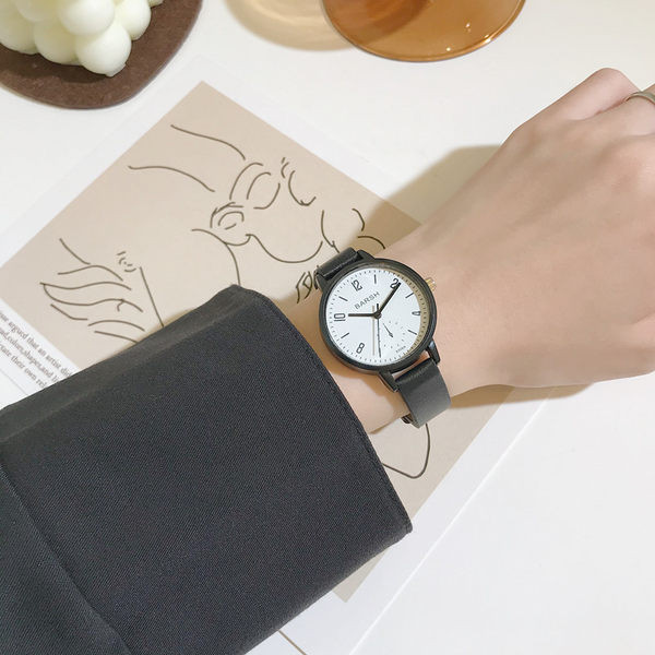 Nahast rihma ja ümara kujuga naiste käekell