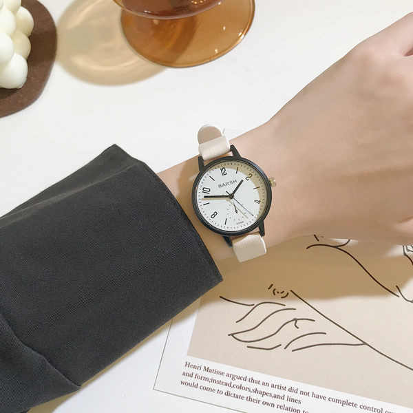 Nahast rihma ja ümara kujuga naiste käekell