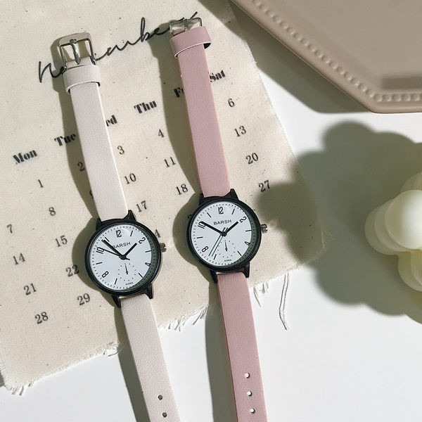 Nahast rihma ja ümara kujuga naiste käekell