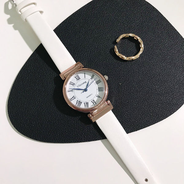 Μικρό γυναικείο ρολόι με στρογγυλό καντράν σε στυλ ρετρό