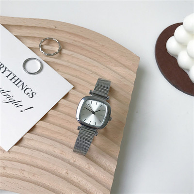 Μικρό γυναικείο ρολόι με μεταλλικά λουράκια