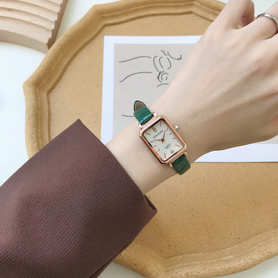 Kaasaegne ristkülikukujuline kell