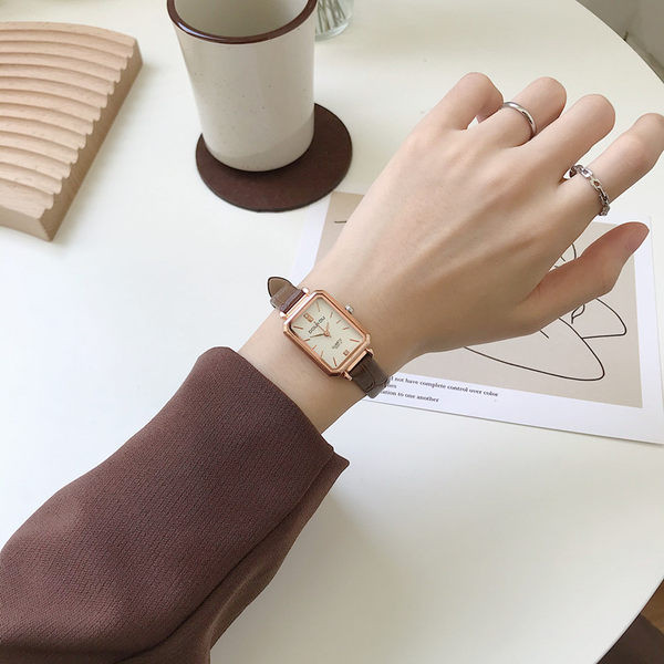 Kaasaegne ristkülikukujuline kell