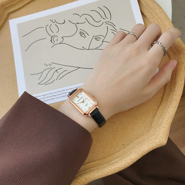 Kaasaegne ristkülikukujuline kell