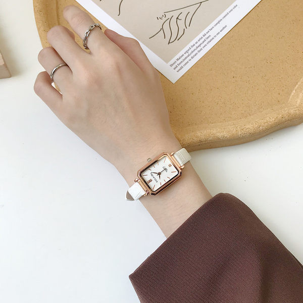 Kaasaegne ristkülikukujuline kell