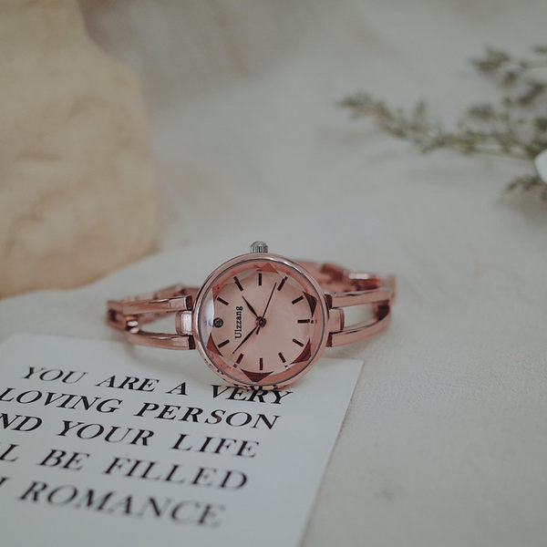 Moderan okrugli sat u više boja