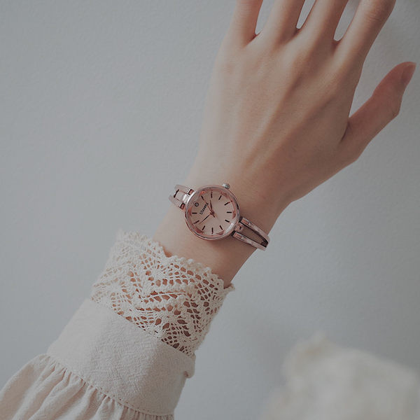 Moderan okrugli sat u više boja