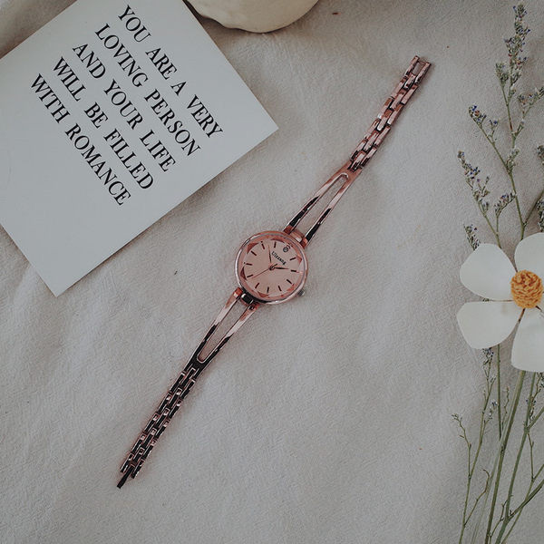 Moderan okrugli sat u više boja