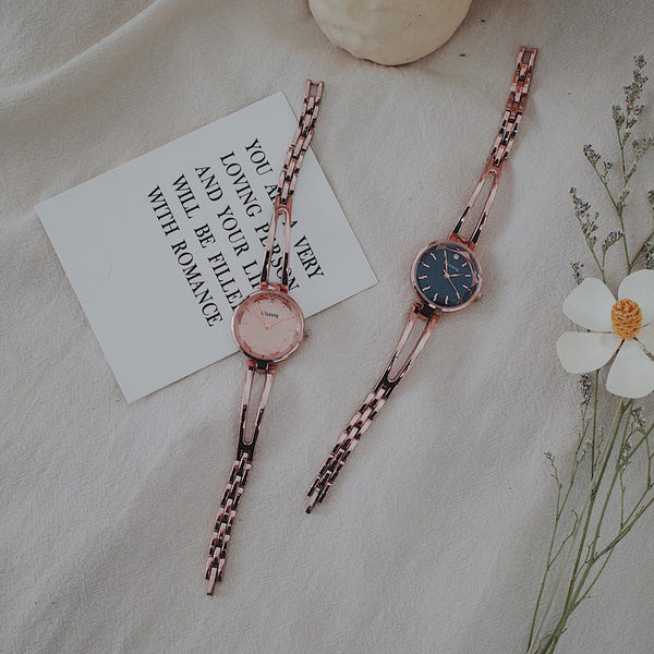 Moderan okrugli sat u više boja