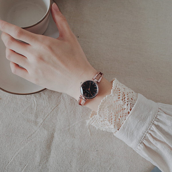 Moderan okrugli sat u više boja