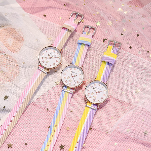 Γυναικείο ρολόι με στρογγυλό σχήμα και υφασμάτινα λουράκια