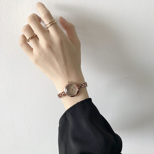 Nježni ženski sat s metalnim remenom