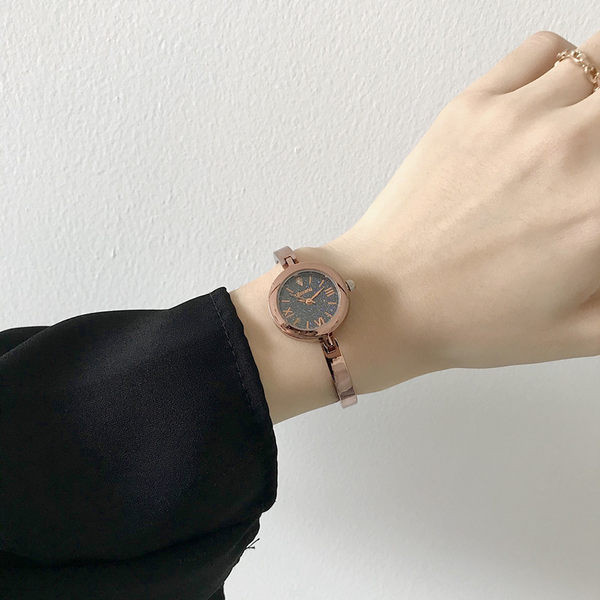 Nježni ženski sat s metalnim remenom