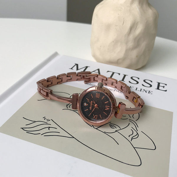 Nježni ženski sat s metalnim remenom