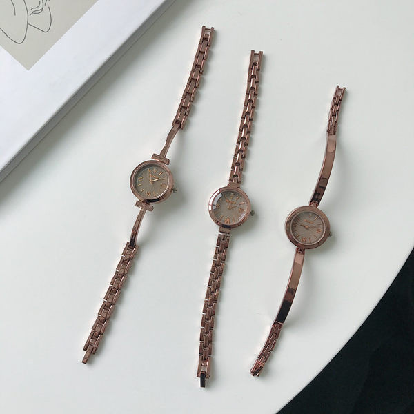 Nježni ženski sat s metalnim remenom