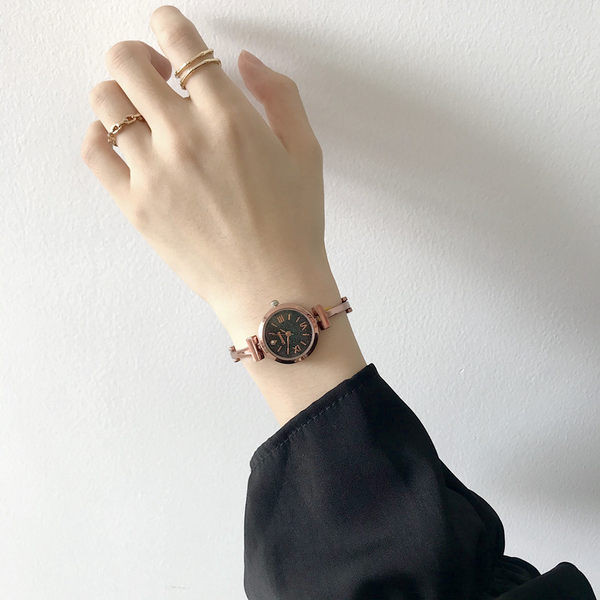 Nježni ženski sat s metalnim remenom