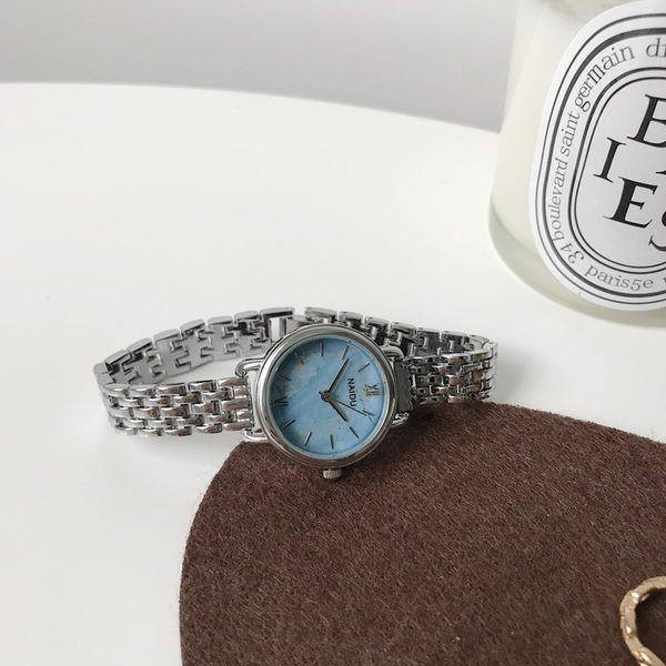 Novi model metalnog sata okruglog oblika