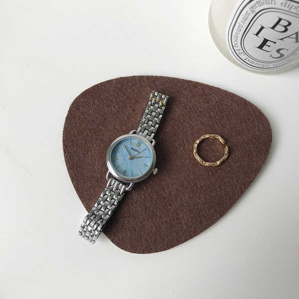 Novi model metalnog sata okruglog oblika