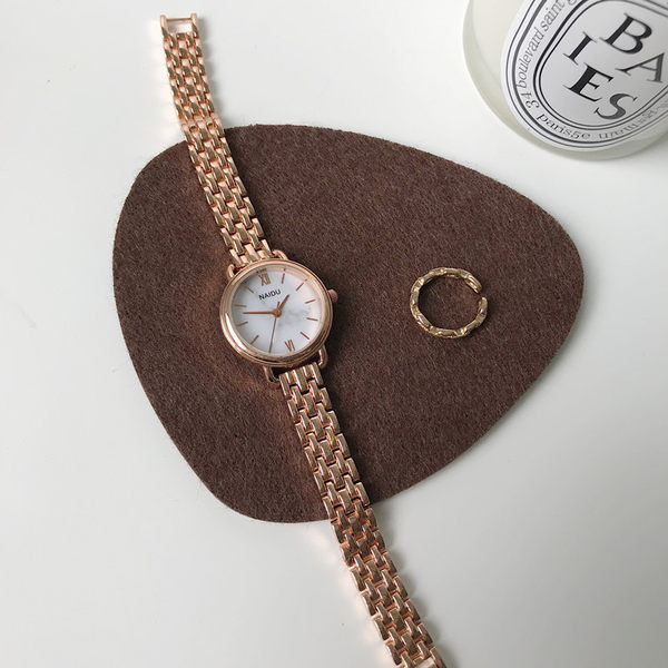 Novi model metalnog sata okruglog oblika