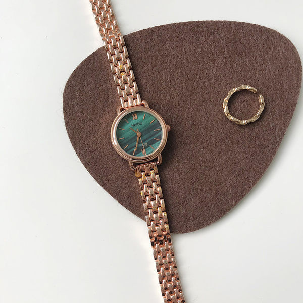 Novi model metalnog sata okruglog oblika