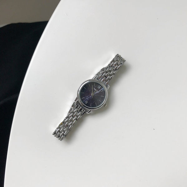 Novi model metalnog sata okruglog oblika