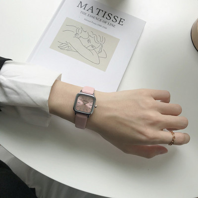 Naiste käekell kandilise sihverplaadi ja kunstnahast rihmaga