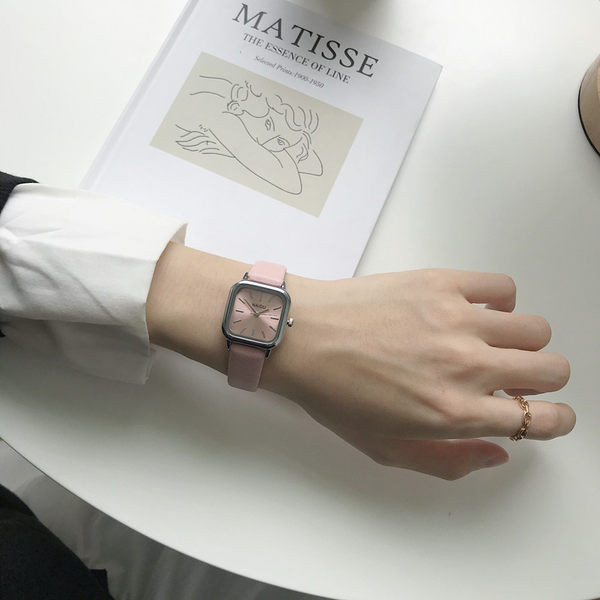 Γυναικείο ρολόι με τετράγωνο καντράν και λουράκι από συνθετικό δέρμα