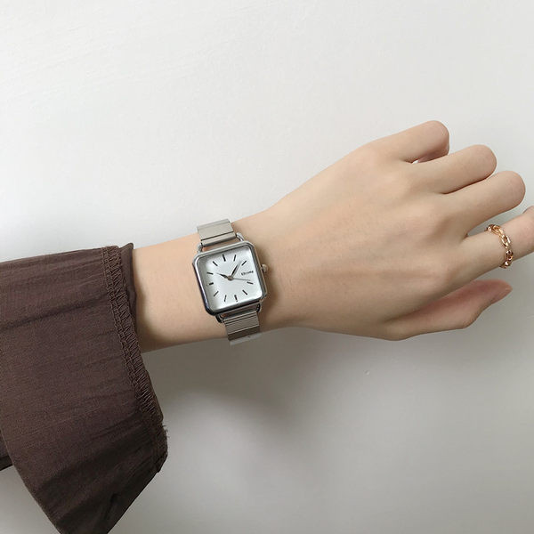 Τρέχον ρολόι με τετράγωνο σχήμα