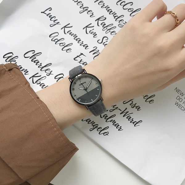 Ženski okrugli sat s tekstilnim remenom