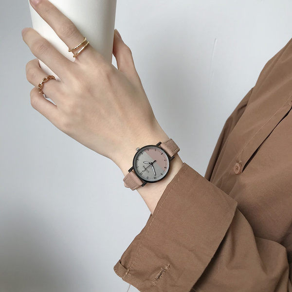 Ženski okrugli sat s tekstilnim remenom