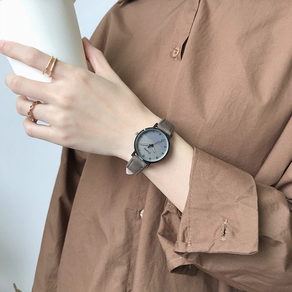 Ženski okrugli sat s tekstilnim remenom