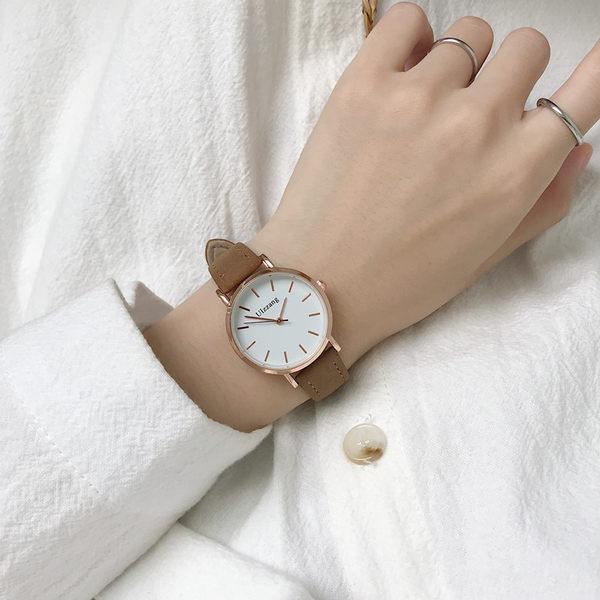 Γυναικείο ρολόι με στρογγυλό σχήμα και δερμάτινο λουράκι