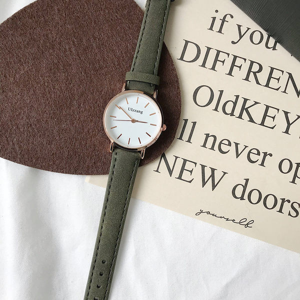 Γυναικείο ρολόι με στρογγυλό σχήμα και δερμάτινο λουράκι