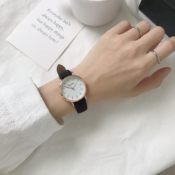 Γυναικείο ρολόι με στρογγυλό σχήμα και δερμάτινο λουράκι