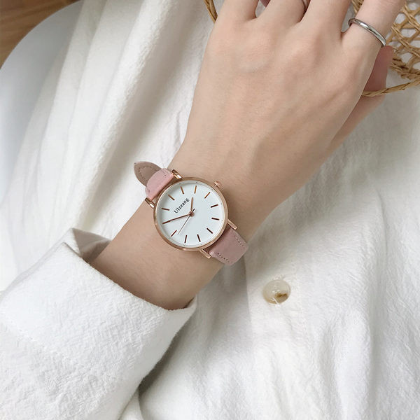 Γυναικείο ρολόι με στρογγυλό σχήμα και δερμάτινο λουράκι