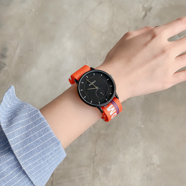 Στρογγυλό ρολόι με υφασμάτινο λουράκι