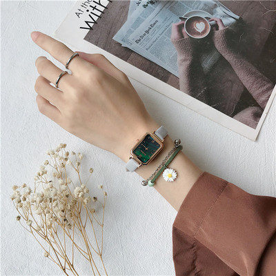 Γυναικείο ρολόι με ορθογώνιο καντράν και βραχιόλι