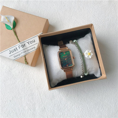 Γυναικείο ρολόι με ορθογώνιο καντράν και βραχιόλι