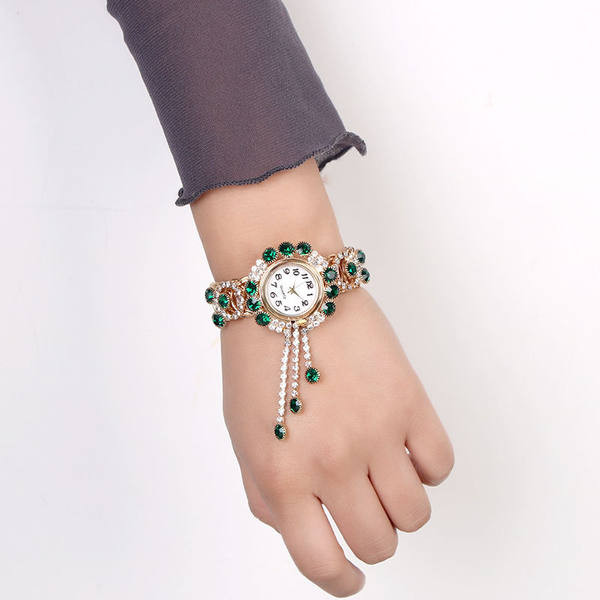 Μοντέρνο γυναικείο ρολόι βραχιόλι με διακοσμητικές πέτρες