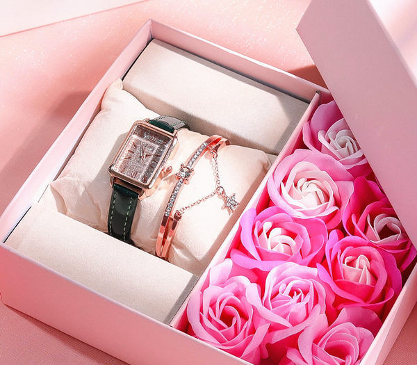 Uus ruudukujulise naiste käekella mudel