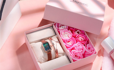 Novi model četvrtastog ženskog sata